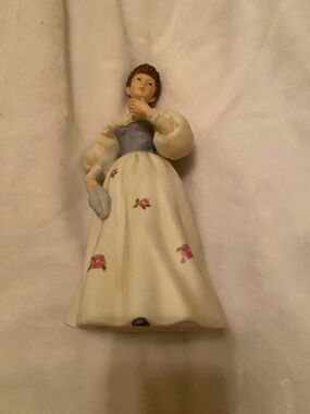 Vintage!!!Porcelain Figurine Woman in Cream Dress with Pink Roses